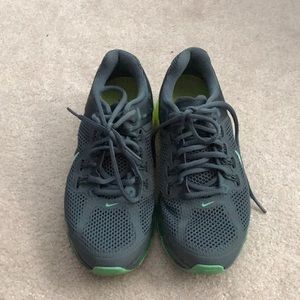 Woman Nike Air Max in great condition. Size 6.5